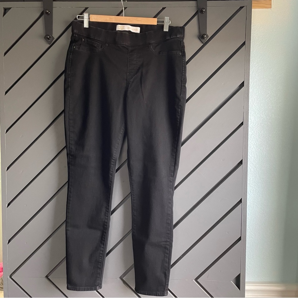 Levi’s Signature black Totally Shaping Pull-On Skinny jeans size 14